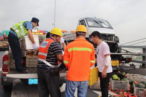 小货车吃瓜群众,揭秘瓜农生活点滴