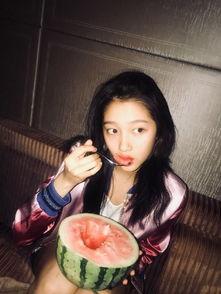 王奕吃瓜照片,捕捉明星日常趣味瞬间