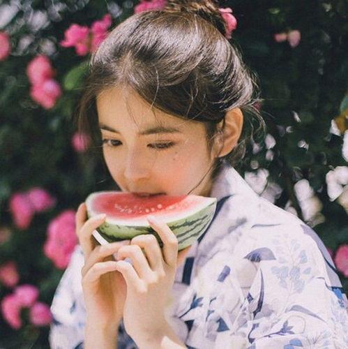 古代吃瓜女孩,穿越时空的趣味解读