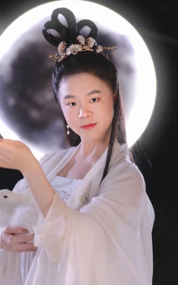 白芸吃瓜,揭秘娱乐圈幕后故事