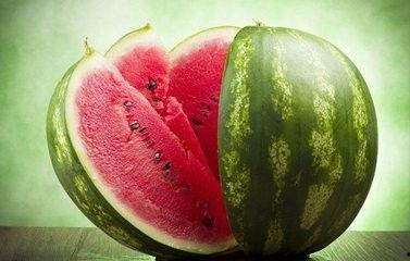 做梦梦到一直摘瓜吃瓜,瓜果飘香，摘瓜吃瓜的奇幻之旅