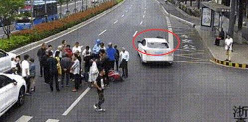 大爷吃瓜被车撞,大爷吃瓜不幸被撞,引发社会关注