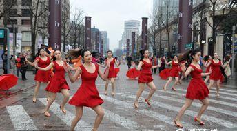 街头围观吃瓜视频,围观吃瓜群众,揭秘生活百态